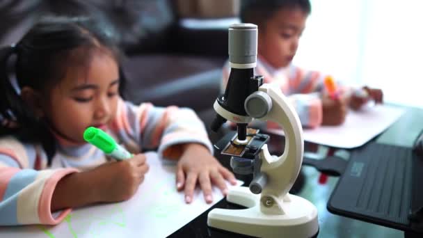 Anak Anak Asia Menggambar Saat Belajar Secara Online Dari Rumah — Stok Video