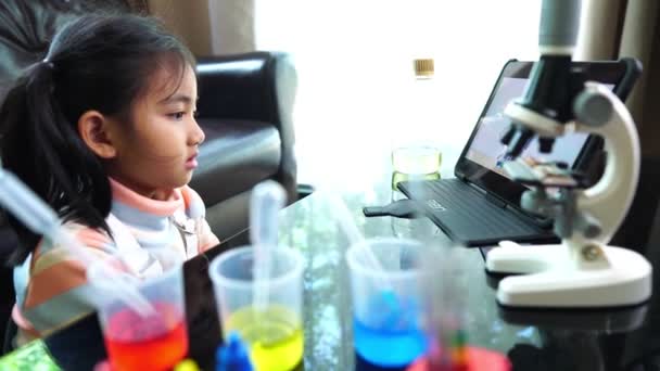 Asiática Niña Haciendo Experimento Laboratorio Ciencia Con Líquidos Microscopio — Vídeos de Stock