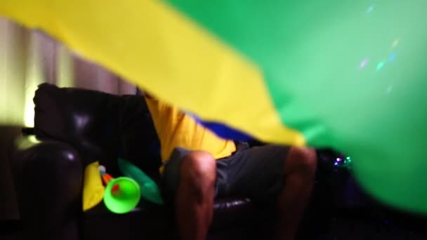 Zeitlupe Sportfan Verfolgt Fußball 2022 Fernsehen Und Unterstützt Brasilianisches Team — Stockvideo