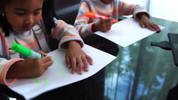 Niños Asiáticos Dibujando Mientras Estudian Línea Desde Casa — Vídeos de Stock
