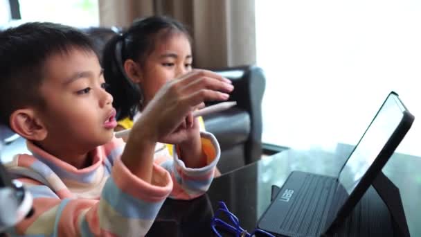 Азійські Діти Приходять Уроки Лайн — стокове відео