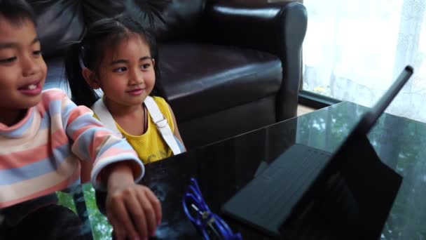 Азиатские Дети Посещающие Онлайн Класс Дома — стоковое видео