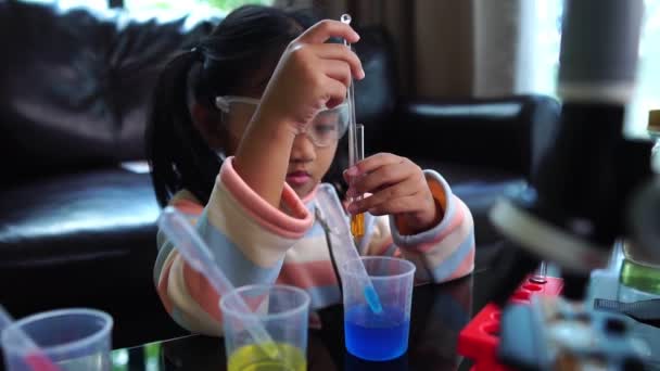 Asiatisk Liten Flicka Som Har Roligt Att Göra Flytande Vetenskap — Stockvideo