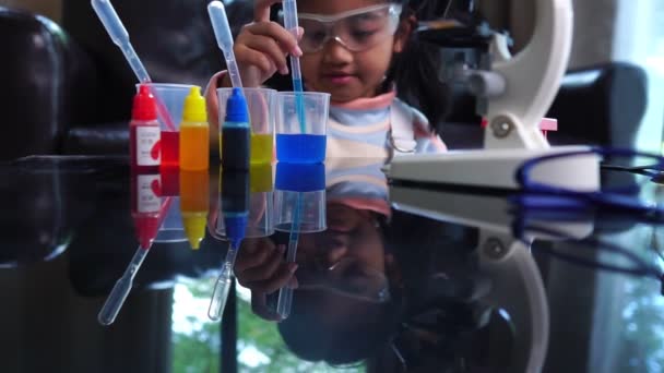 Asiática Niña Teniendo Divertido Haciendo Líquido Ciencia Laboratorio Experimento — Vídeo de stock