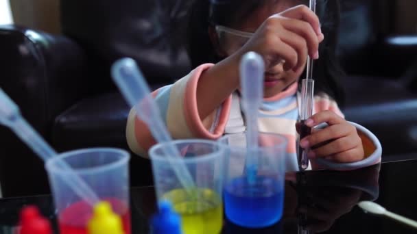 Azji Mała Dziewczynka Robi Eksperyment Laboratorium Naukowe Płynami Mikroskopem — Wideo stockowe