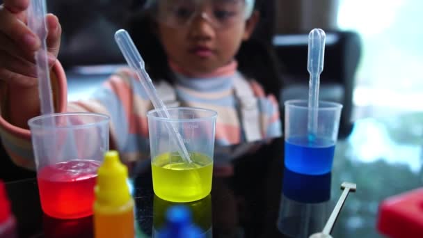 Asiatico Bambina Avendo Divertimento Fare Liquido Scienza Laboratorio Esperimento — Video Stock