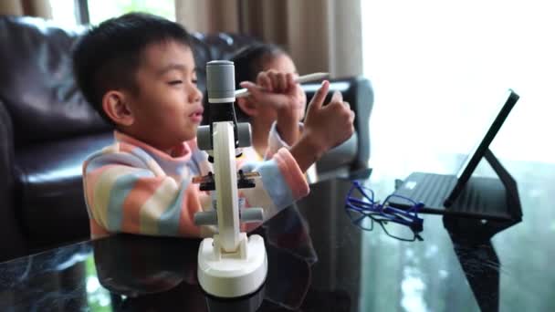 Anak Anak Asia Yang Menghadiri Kelas Online Dari Rumah — Stok Video