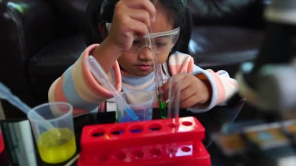 Ázsiai Kislány Szórakozás Csinál Folyadék Tudomány Laboratóriumi Kísérlet — Stock videók