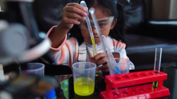 液体科学研究室の実験を楽しんでいるアジアの女の子 — ストック動画