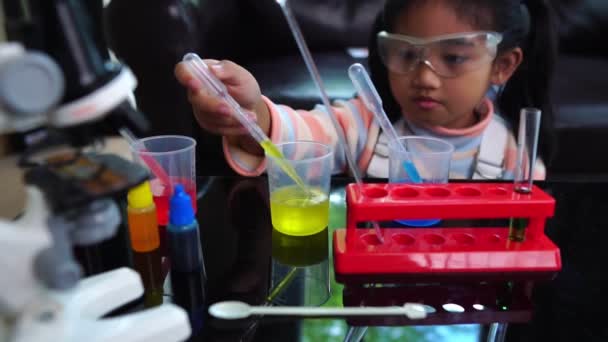 Gadis Kecil Asia Bersenang Senang Melakukan Percobaan Laboratorium Ilmu Pengetahuan — Stok Video
