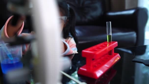亚洲小女孩用液体和显微镜做科学实验 — 图库视频影像