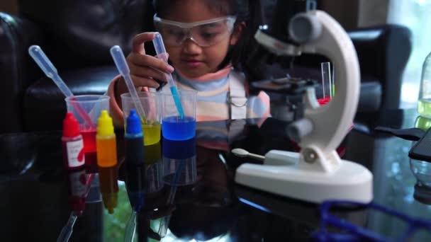 Aziatisch Klein Meisje Doen Wetenschap Lab Experiment Met Vloeistoffen Microscoop — Stockvideo