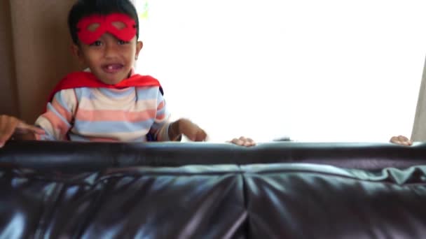 Azji Małe Dzieci Bawiące Się Domu Kostiumy Superbohatera — Wideo stockowe