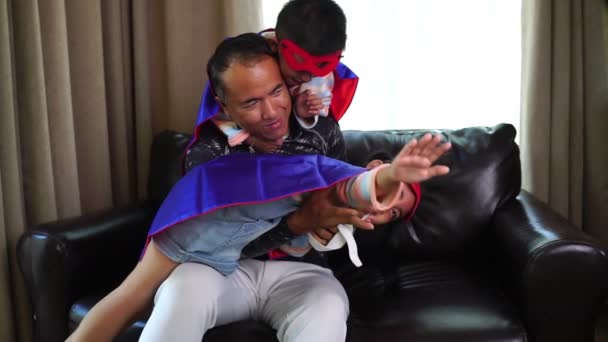아시아 에사는 아버지가 자녀들 집에서 히어로 의상을 — 비디오