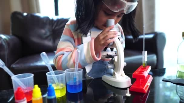 Aziatisch Klein Meisje Doen Wetenschap Lab Experiment Met Vloeistoffen Microscoop — Stockvideo