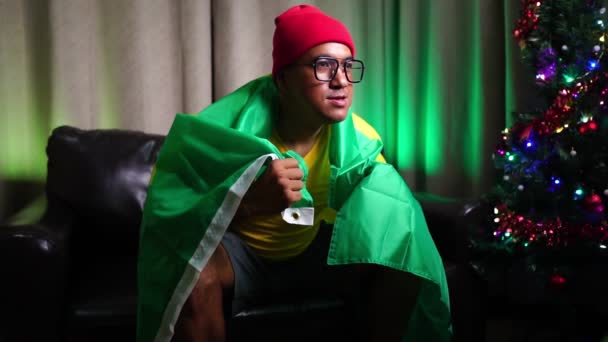 视频慢动作 体育迷在电视上观看2022年世界杯足球赛并支持巴西队 — 图库视频影像