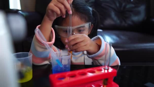 Azji Mała Dziewczynka Mając Zabawy Robi Płynne Nauka Laboratorium Eksperyment — Wideo stockowe