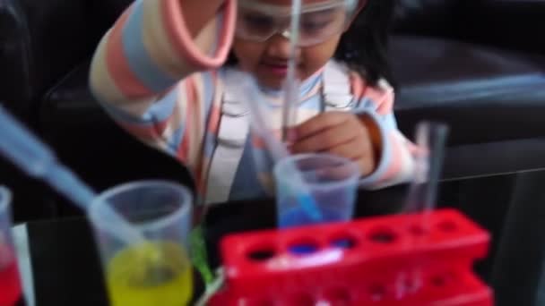 Asiática Niña Teniendo Divertido Haciendo Líquido Ciencia Laboratorio Experimento — Vídeos de Stock