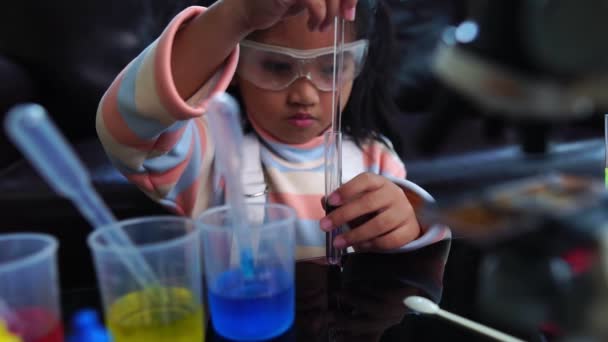 Asiatique Petite Fille Faire Science Laboratoire Expérience Avec Liquides Microscope — Video