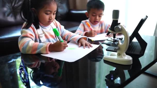 Aasian Lapset Piirustus Opiskellessaan Verkossa Kotoa — kuvapankkivideo