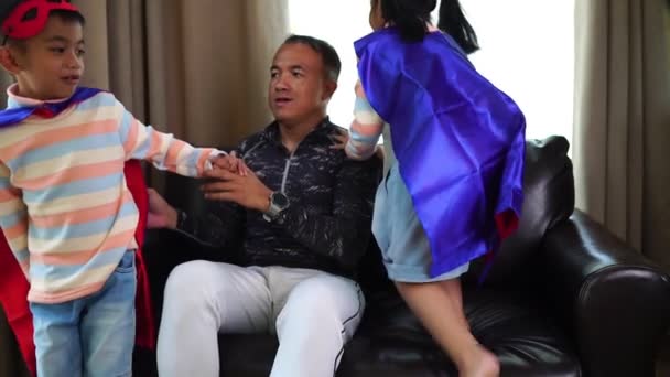 Père Asiatique Jouant Avec Ses Petits Enfants Portant Des Costumes — Video