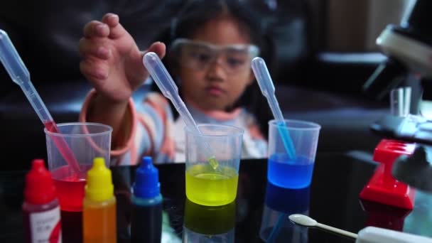 Asian Little Girl Having Fun Doing Liquid Science Lab Experiment — Stock Video