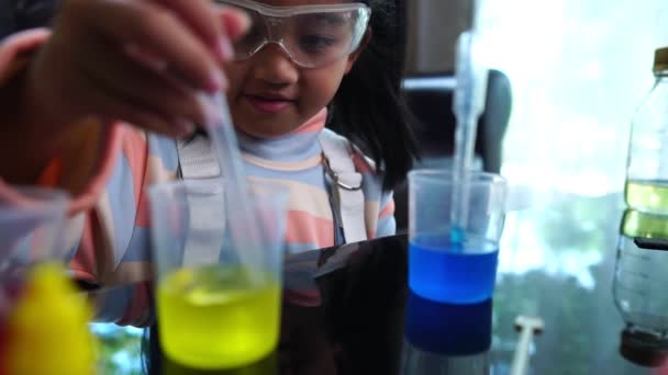 亚洲小女孩做液体科学实验很开心 — 图库视频影像