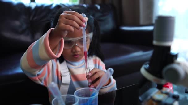 Asiatisk Liten Flicka Gör Science Lab Experiment Med Vätskor Och — Stockvideo