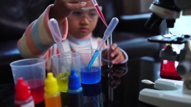 Asiatique Petite Fille Avoir Amusant Faire Liquide Science Laboratoire Expérience — Video
