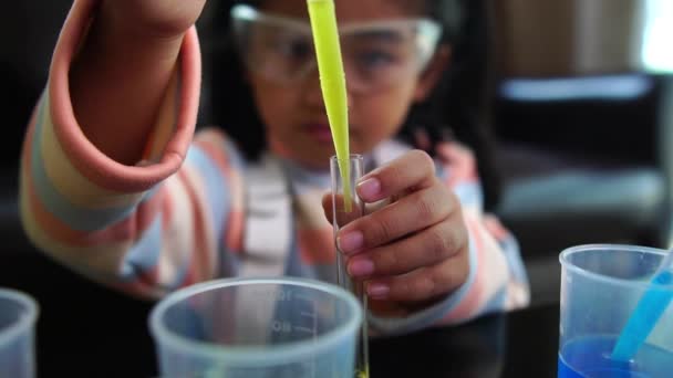 Азиатская Девочка Развлекается Проводя Эксперименты Лаборатории Жидкости — стоковое видео
