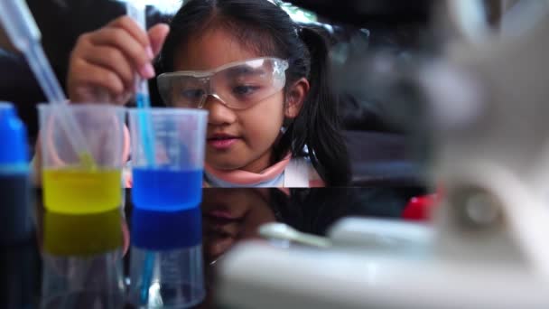 Asiática Menina Divertindo Fazendo Experiência Laboratório Ciência Líquida — Vídeo de Stock