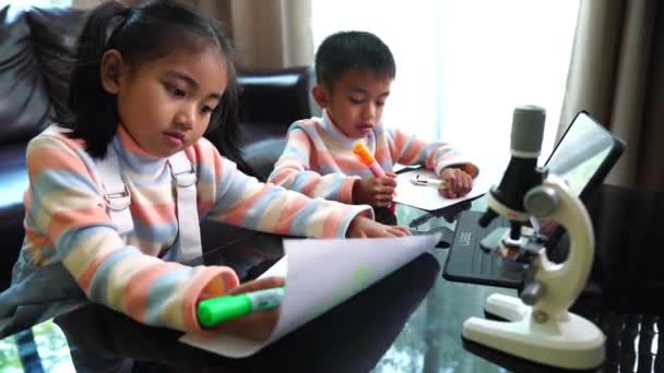 아시아 아이들 집에서 인터넷으로 그림을 그리는 — 비디오