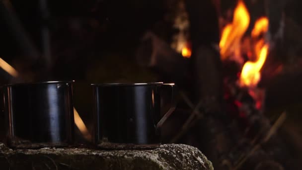 Μεταλλικά Ποτήρια Ζεστό Ρόφημα Κοντά Στη Φωτιά Βράδυ — Αρχείο Βίντεο