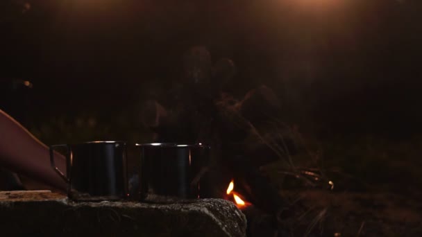 Tazas Metal Con Bebida Caliente Cerca Fogata Por Noche — Vídeos de Stock