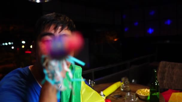 Karnaval Düdüğü Çalan Heyecanlı Adam Evde Seyrediyor — Stok video