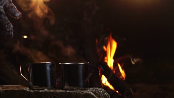 Tazze Metallo Con Bevanda Calda Vicino Falò Notte — Video Stock