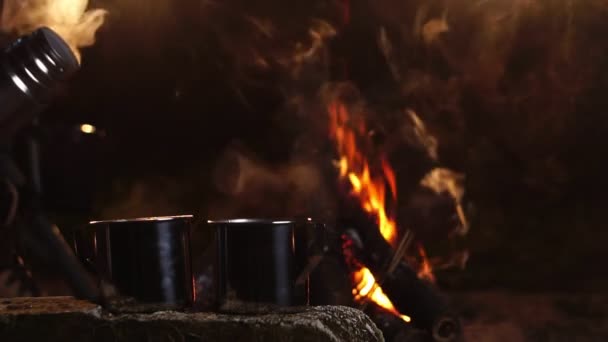 Geceleri Kamp Ateşinin Yanında Sıcak Içecek Dolu Metal Bardaklar — Stok video
