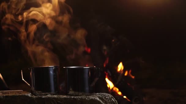 Tazas Metal Con Bebida Caliente Cerca Fogata Por Noche — Vídeos de Stock