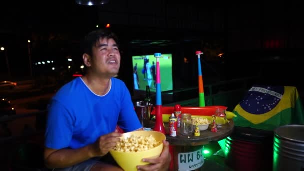 Upphetsad Man Tittar Spel Hemma Och Äter Popcorn — Stockvideo
