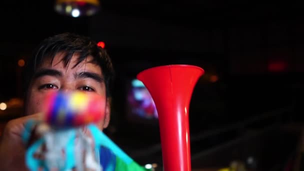 Opgewonden Man Met Carnaval Fluitspel Kijken Thuis — Stockvideo