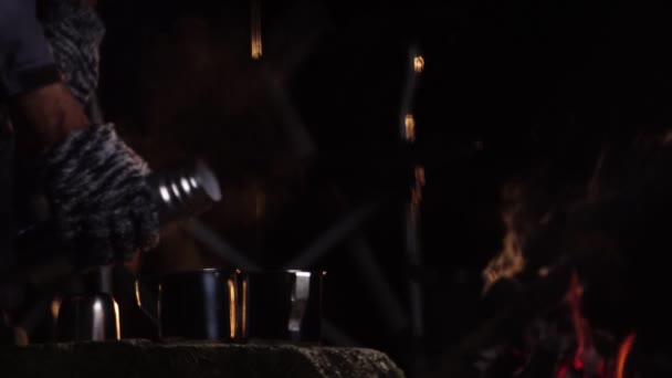 夜间在篝火边做热饮的徒步旅行者 — 图库视频影像