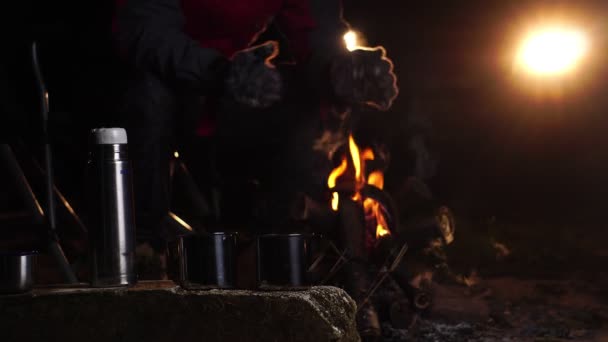 Excursionista Haciendo Bebida Caliente Cerca Fogata Por Noche — Vídeos de Stock