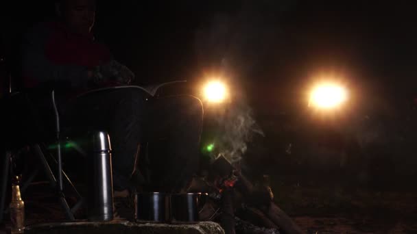 Pejalan Kaki Membuat Minuman Panas Dekat Api Unggun Malam Hari — Stok Video