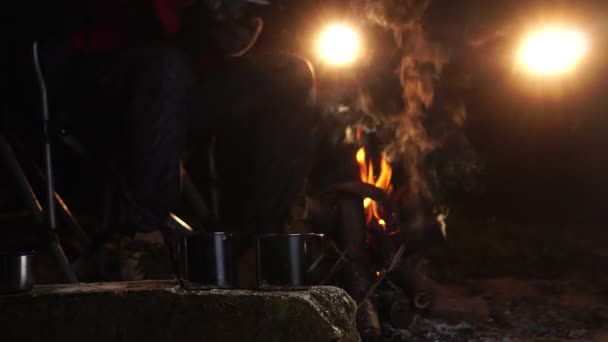 Escursionista Che Bevande Calde Vicino Falò Notte — Video Stock