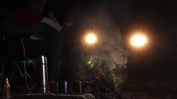 Πεζοπόρος Που Φτιάχνει Ζεστό Ρόφημα Κοντά Στη Φωτιά Βράδυ — Αρχείο Βίντεο