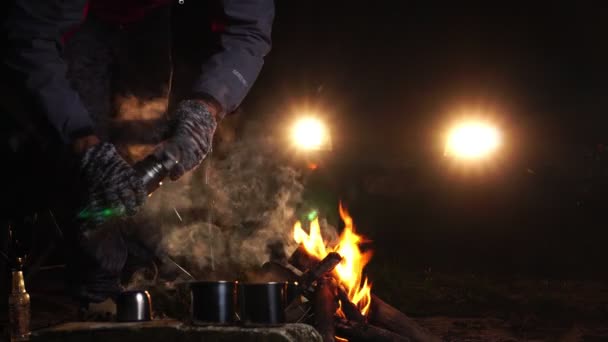 Yürüyüşçü Gece Kamp Ateşinin Yanında Sıcak Içecek Hazırlıyor — Stok video