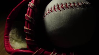 Hareket eden ışığı olan bir beyzbol topu ve ekipman. 
