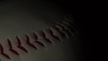 Hareket eden ışığı olan bir beyzbol topu ve ekipman. 