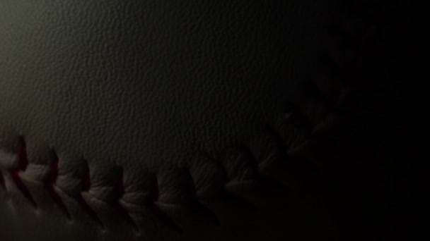Een Honkbal Uitrusting Met Een Bewegend Licht — Stockvideo