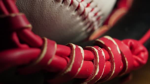 Una Pelota Béisbol Equipo Con Una Luz Móvil — Vídeo de stock